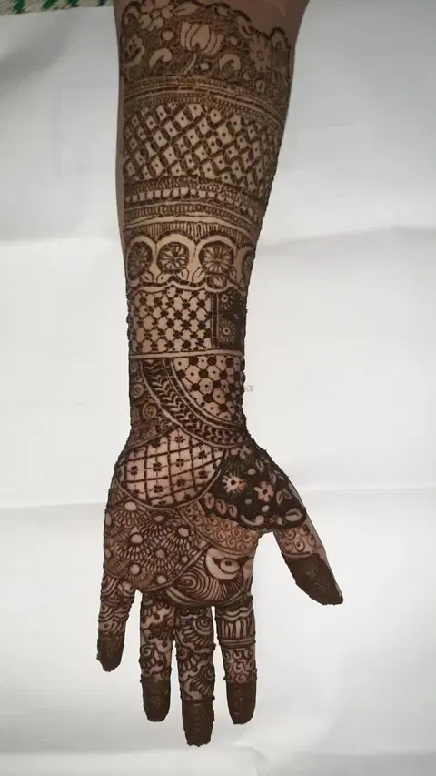 front hand mehndi design