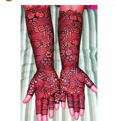figure front hand mehndi design