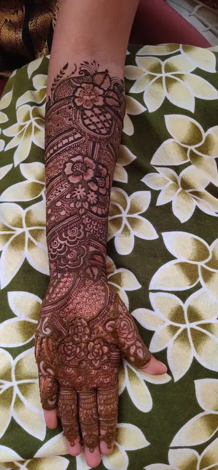 front hand mehndi design