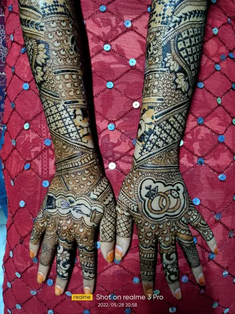 figure back hand mehndi design