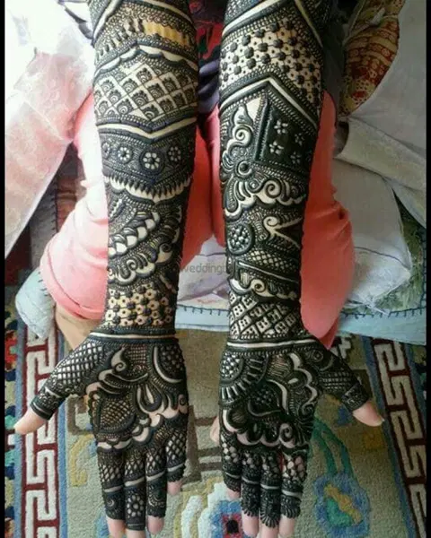 figure back hand mehndi design