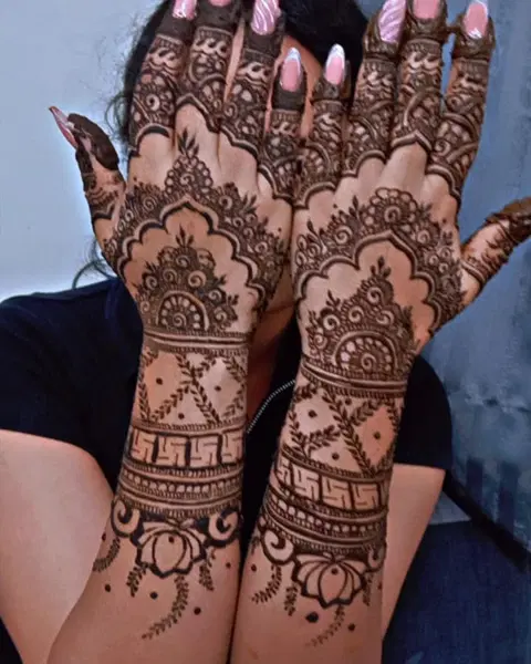 figure back hand mehndi design