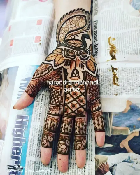 figure back hand mehndi design
