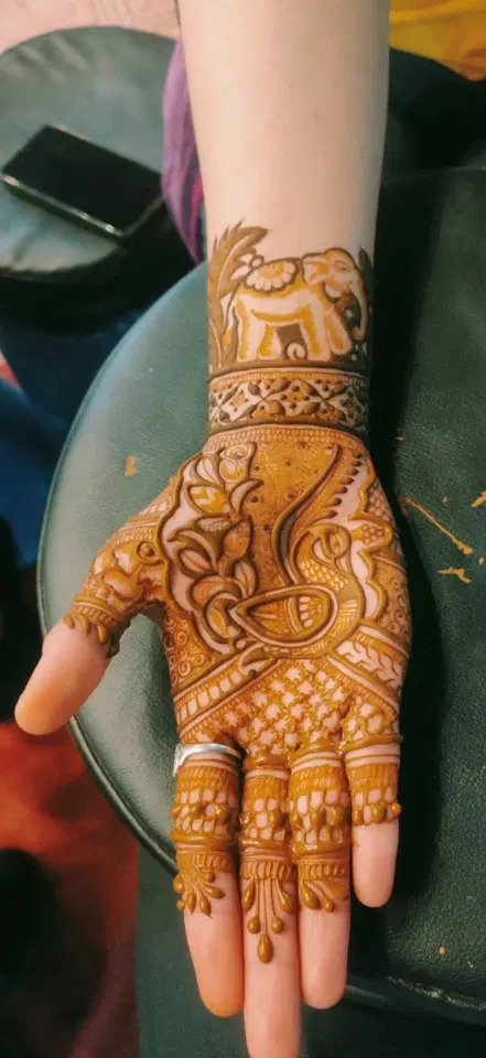 front hand mehndi design