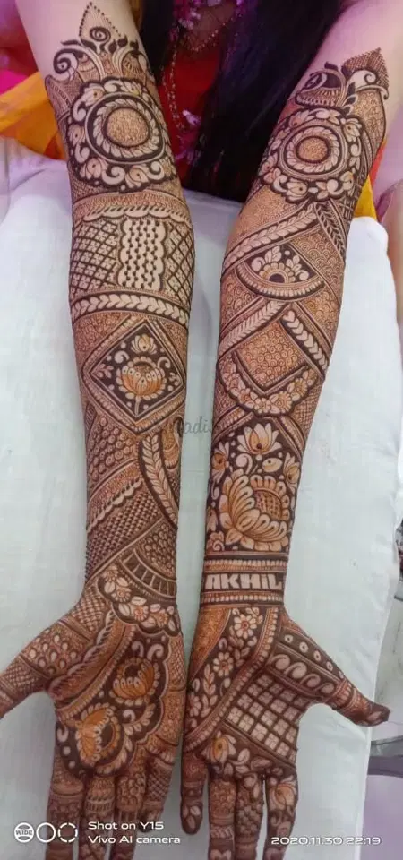 figure front hand mehndi design
