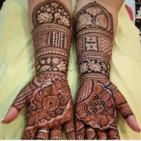 figure back hand mehndi design