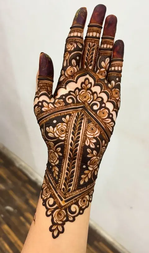 aesthetic arabic deity finger mehndi design