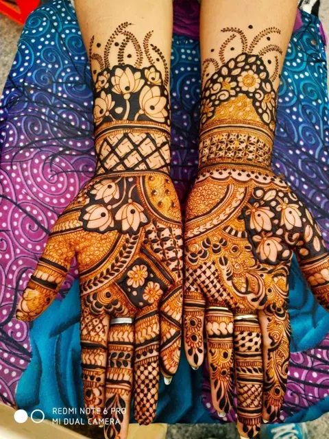 figure front hand mehndi design