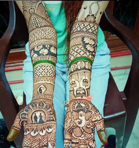figure full hand mehndi design