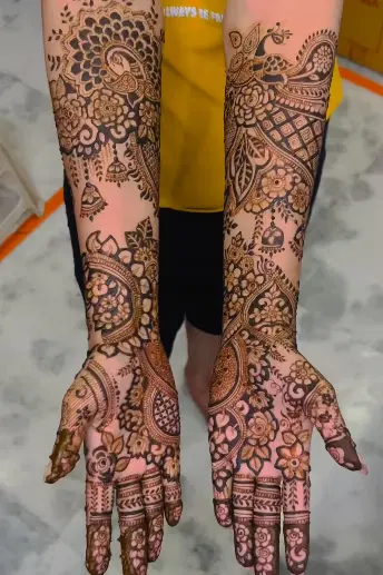 back hand mehndi design