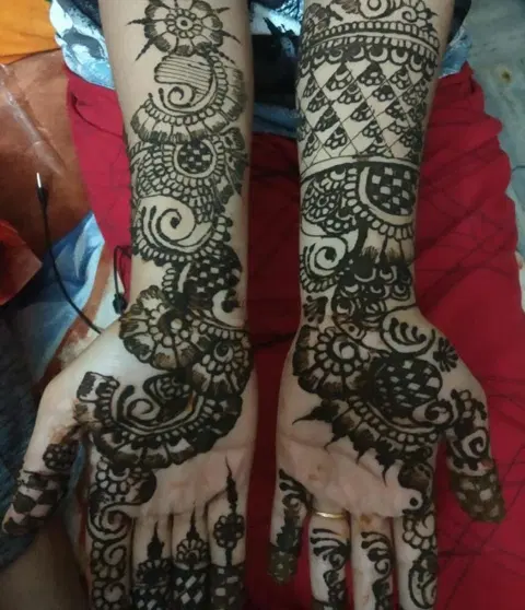 front hand mehndi design