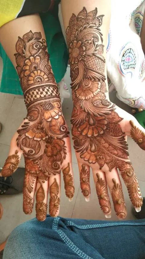 front hand mehndi design