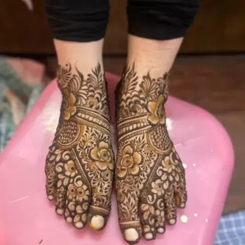back hand mehndi design