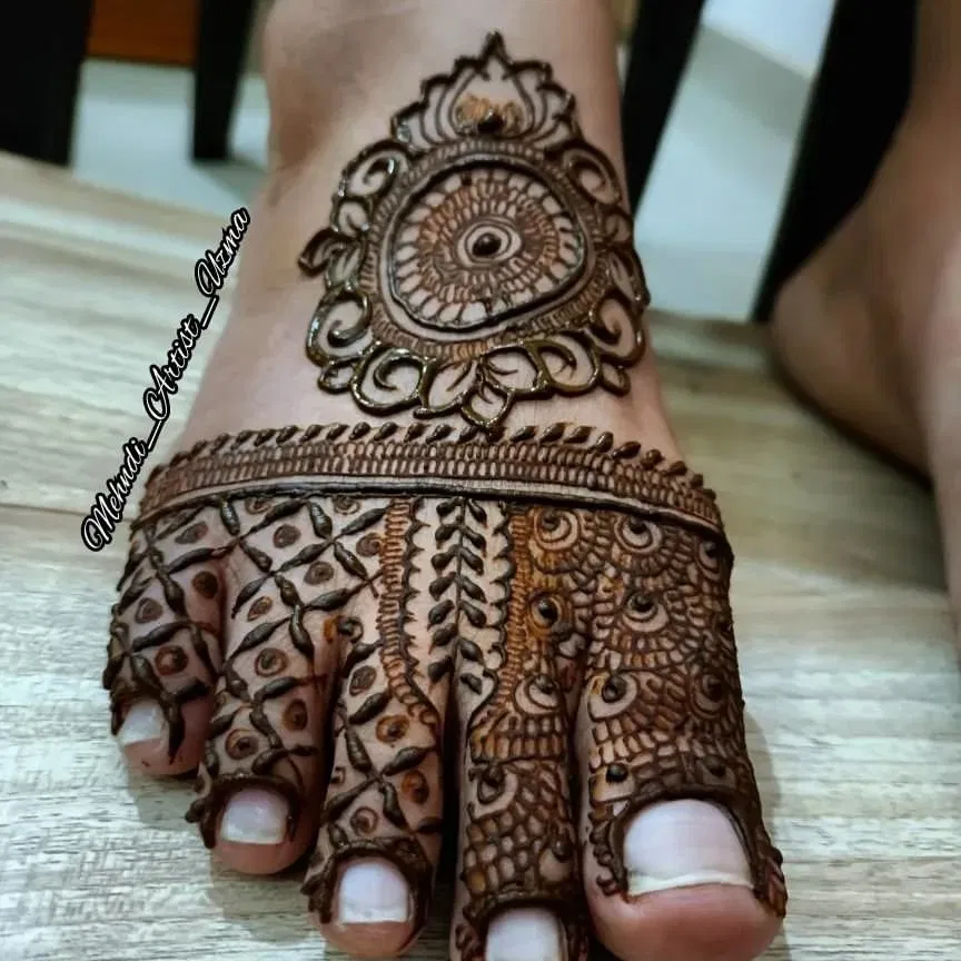 Foot Mehndi Design with Gol Tikki