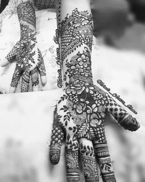 figure front hand mehndi design