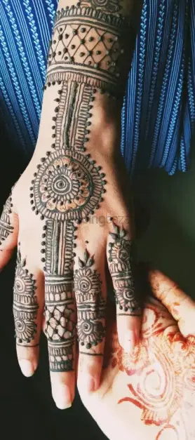 circle back hand mehndi design