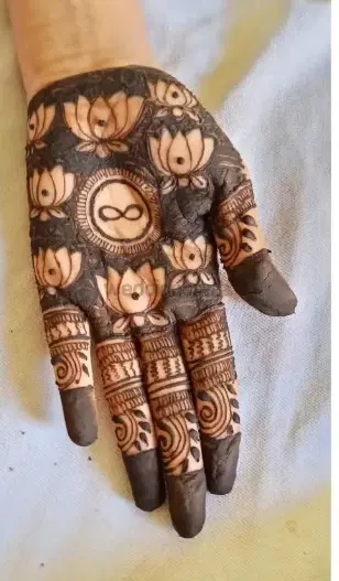 front hand mehndi design