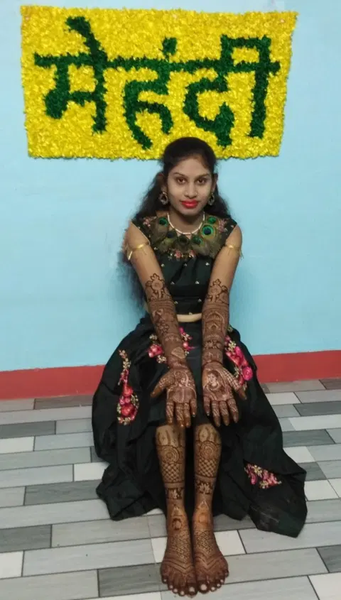 front hand mehndi design