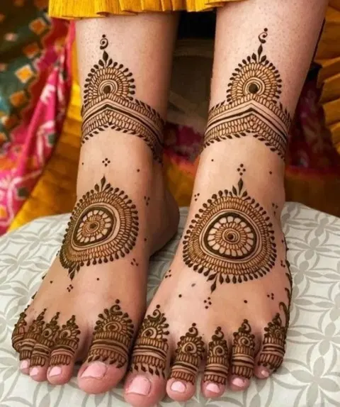 circle foot mehndi design