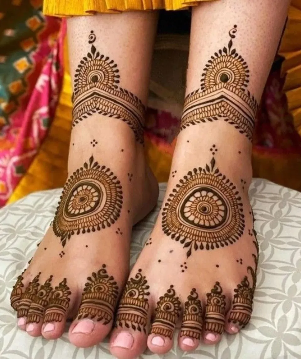 Foot Mehndi Design with Gol Tikki