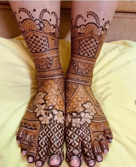 Foot Mehndi Design with Figures
