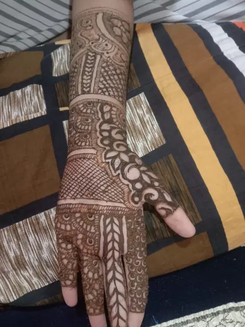 back hand mehndi design