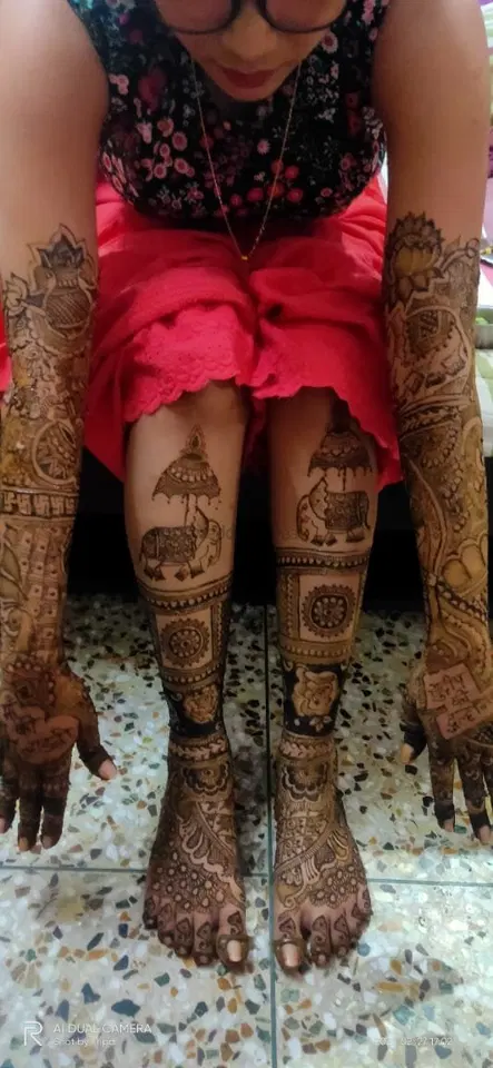 figure front hand mehndi design