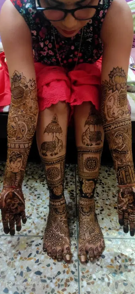 figure front hand mehndi design