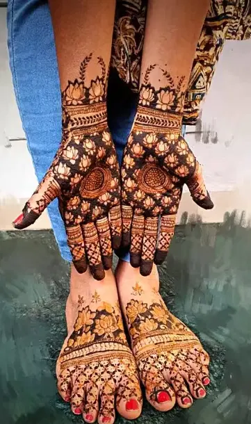 figure front hand mehndi design