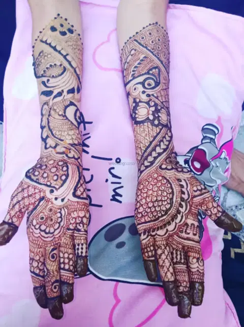 figure back hand mehndi design