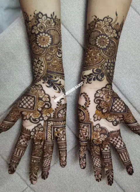 front hand mehndi design