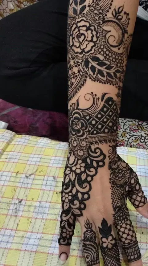 front hand mehndi design