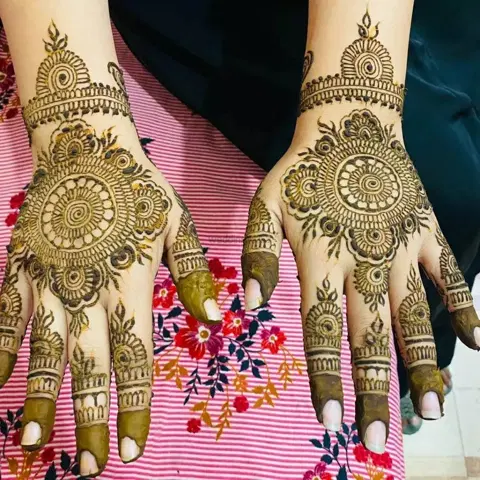 circle mehndi design