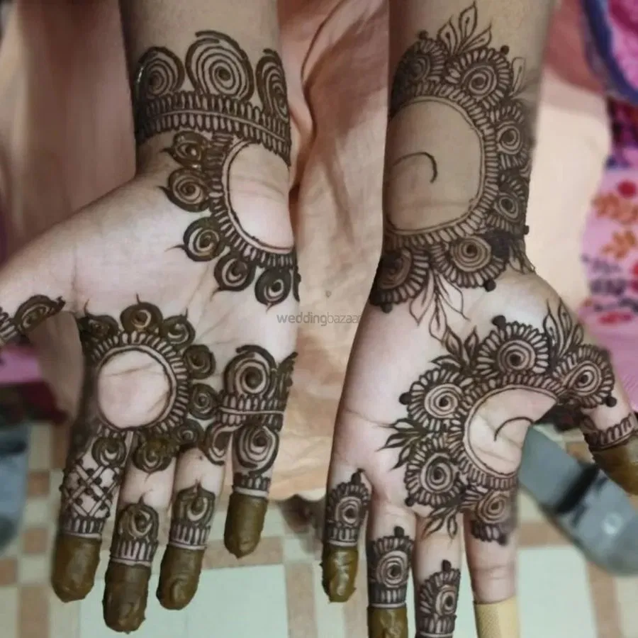 Mehndi Design with Gol Tikki and Moon