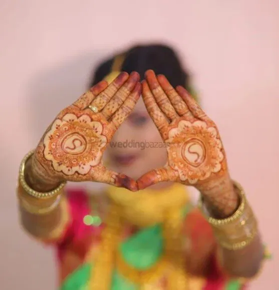 Mehndi Design with Gol Tikki and Figures