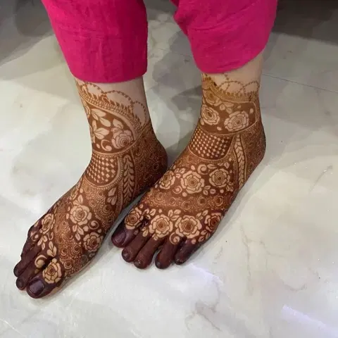 figure foot mehndi design