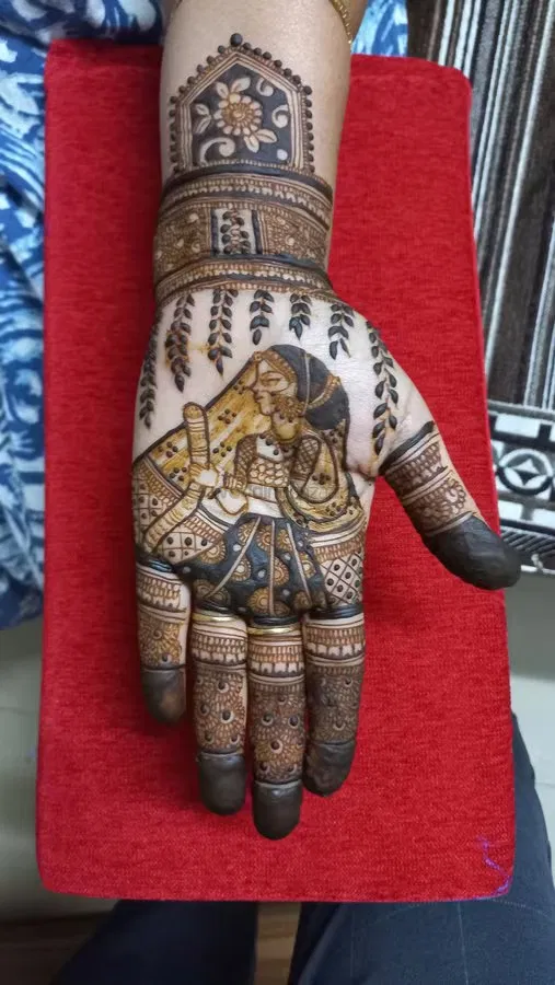 Mehndi Design with Figures