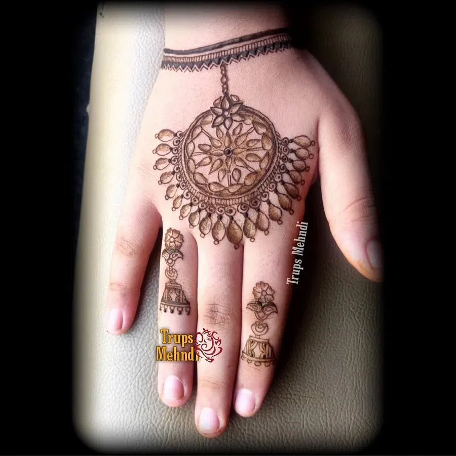 Simple Mehndi Design with Gol Tikki