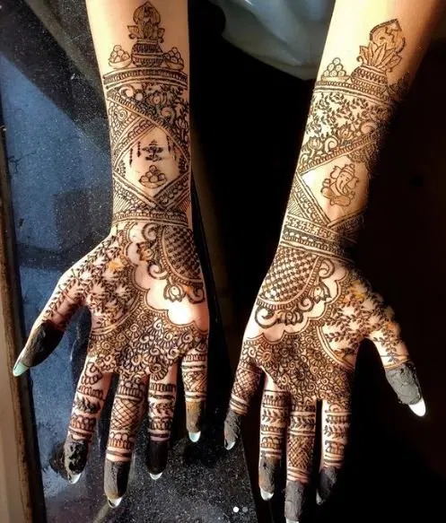 Mehndi Design with Figures
