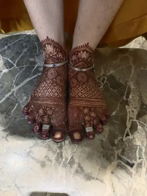 figure foot mehndi design