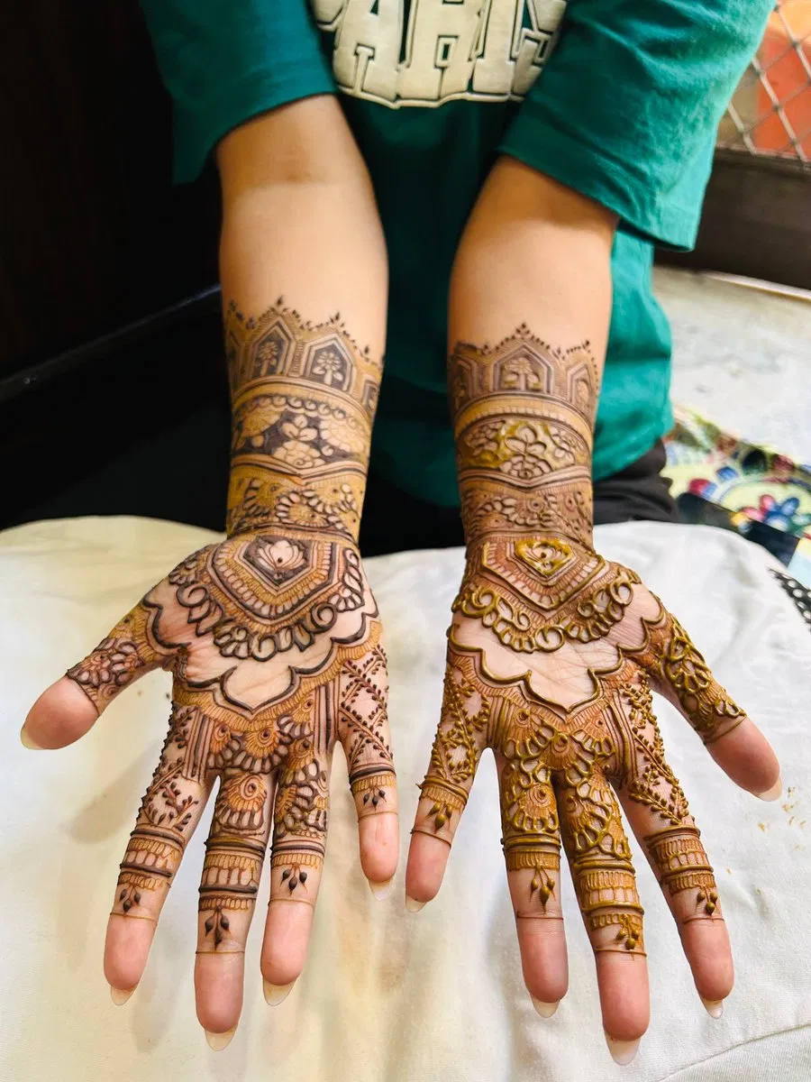 Mehndi Design with Figures
