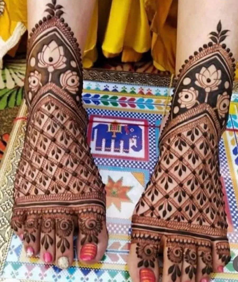 Mehndi Design with Figures