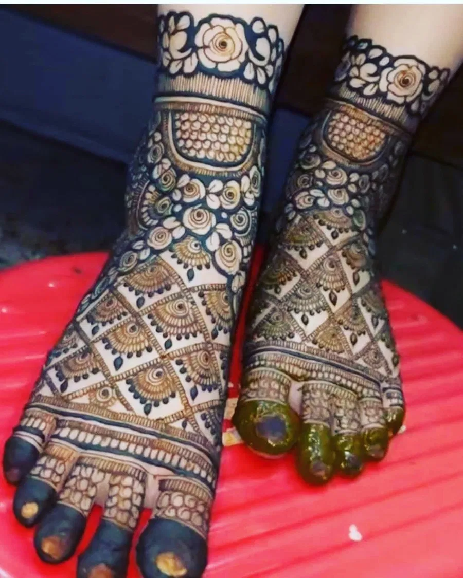 Foot Mehndi Design with Figures