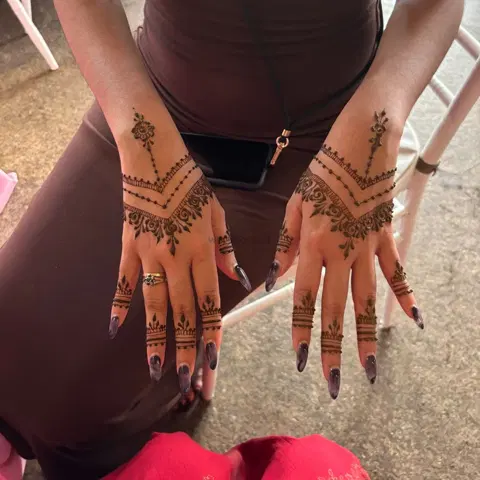 simple finger mehndi design