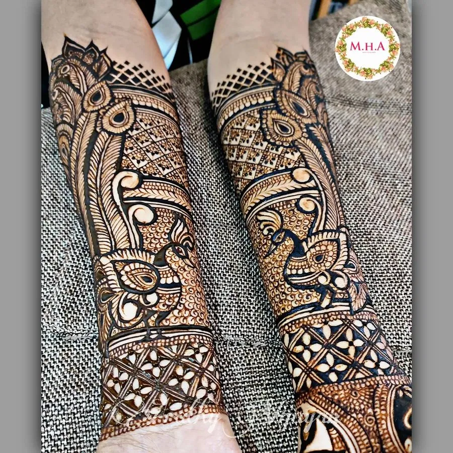 Mehndi Design with Figures