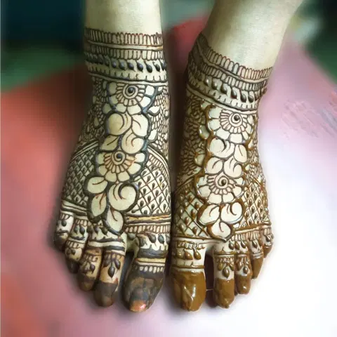 figure foot mehndi design