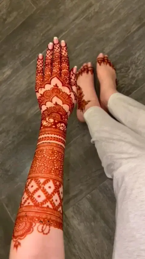 bridal pakistani figure back hand mehndi design