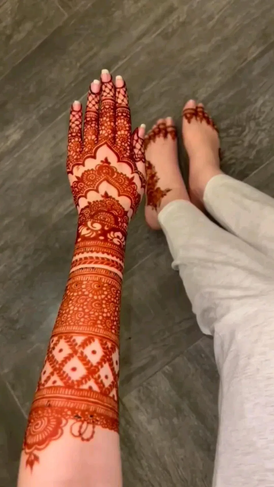 Bridal Pakistani Back Hand Mehndi Design with Figures and Jaal (3)