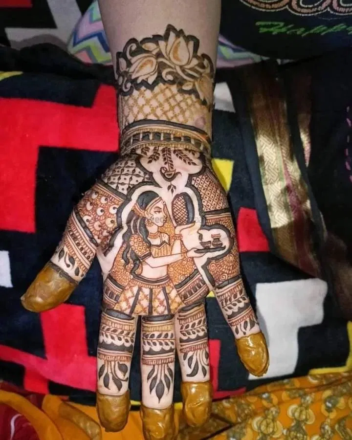 Mehndi Design with Figures