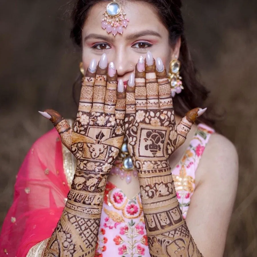 Full Hand Mehndi Design with Figures and Hearts (23)